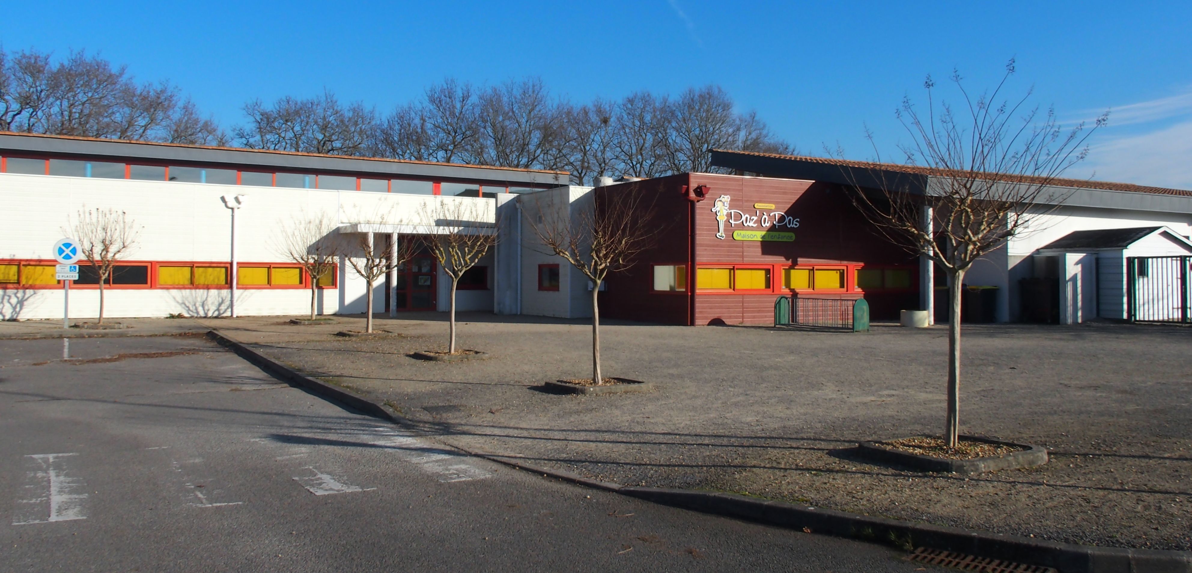 Photo extérieure du bâtiment principal